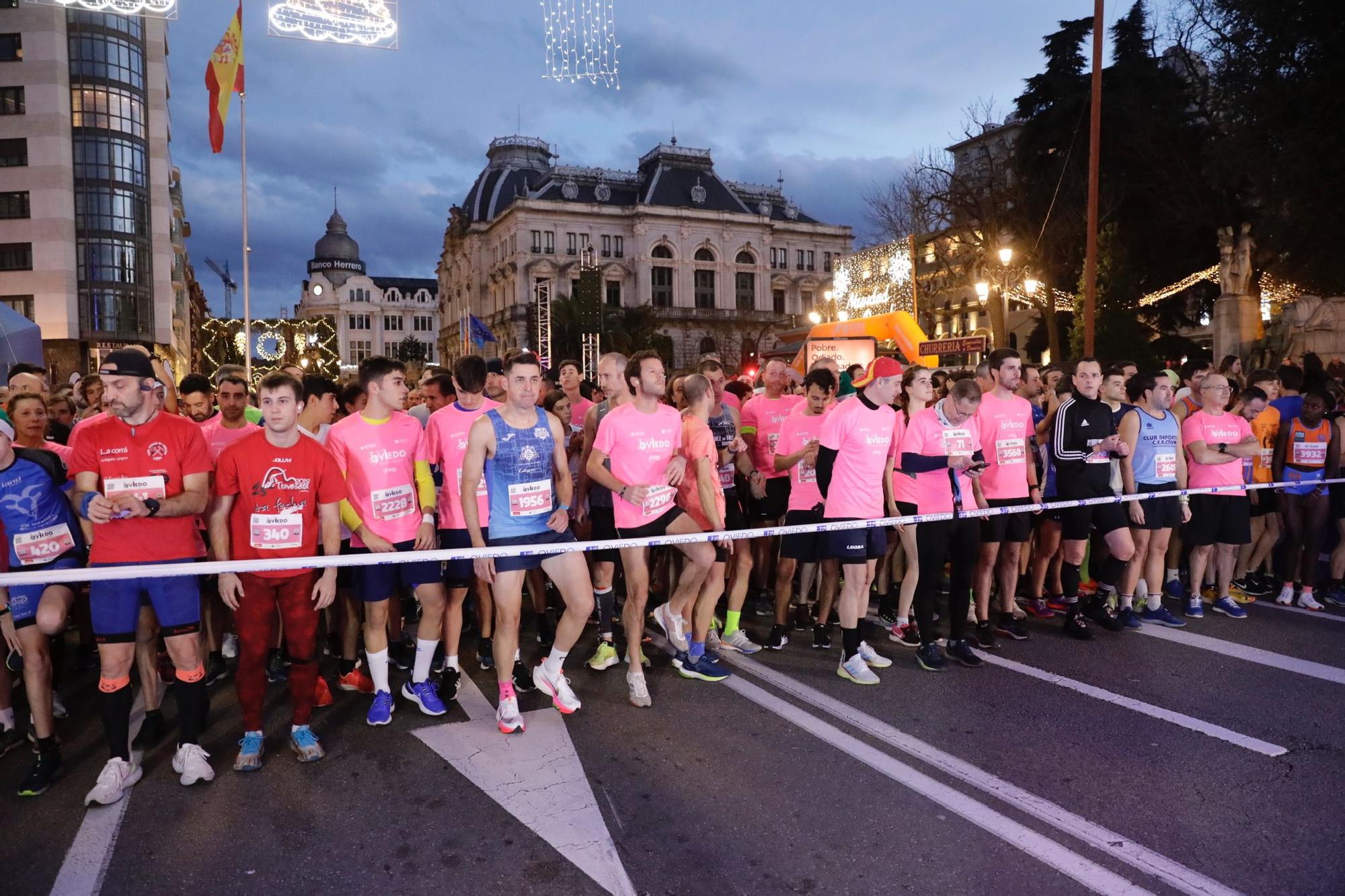 En imágenes: Jaime Bueno (Univerisad de Oviedo) y Mariam Benkert triunfan en la San Silvestre de Oviedo