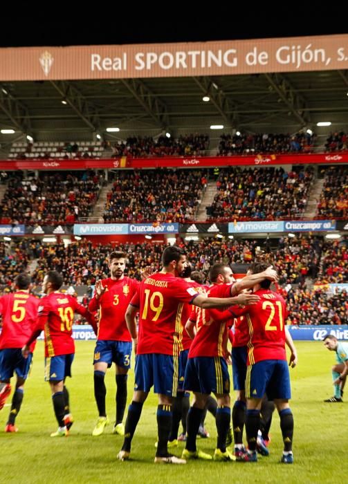 Aficionados en El Molinón durante el España-Israel