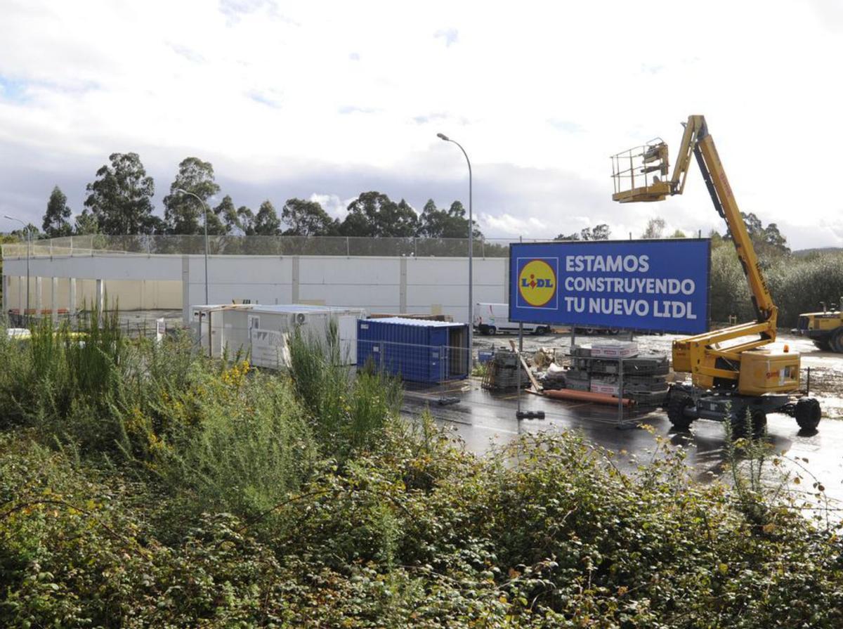 La construcción del Lidl avanza a un ritmo muy ágil. | // BERNABÉ/JAVIER LALÍN