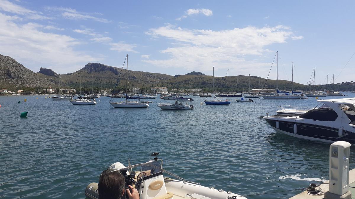 Barcos fondeados en la bahía de Pollença.