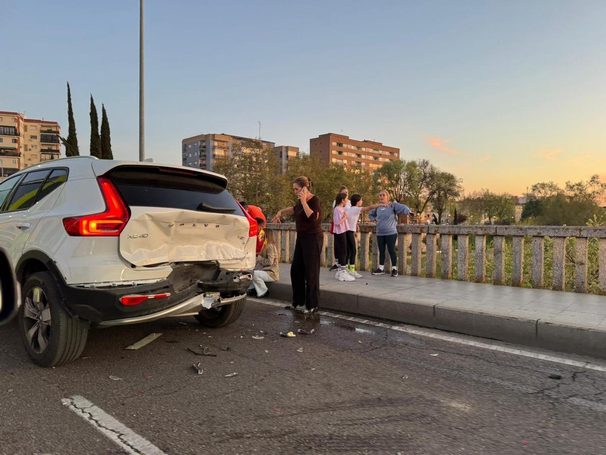 Estado en el que ha acabado el vehículo que ha sido afectado por el accidente en el puente de la Universidad de Badajoz.