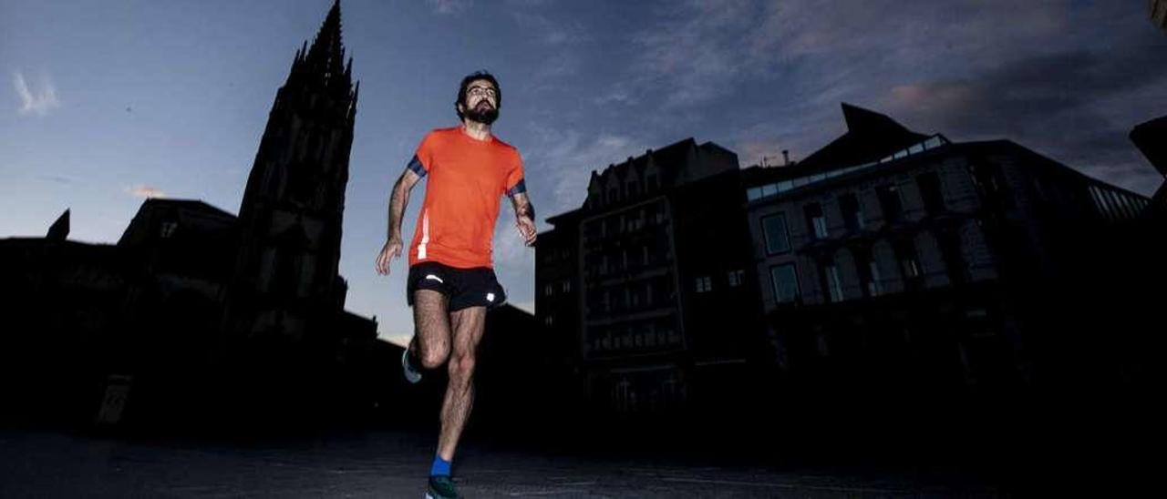 Carlos García, ayer a primera hora de la mañana, corriendo por el centro de Oviedo, con la Catedral a sus espaldas.