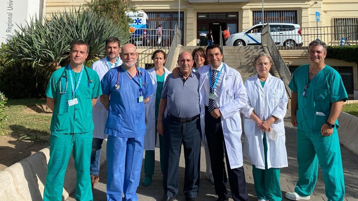 El equipo médico del Hospital Regional, responsable de la operación cardiaca, con Francisco.
