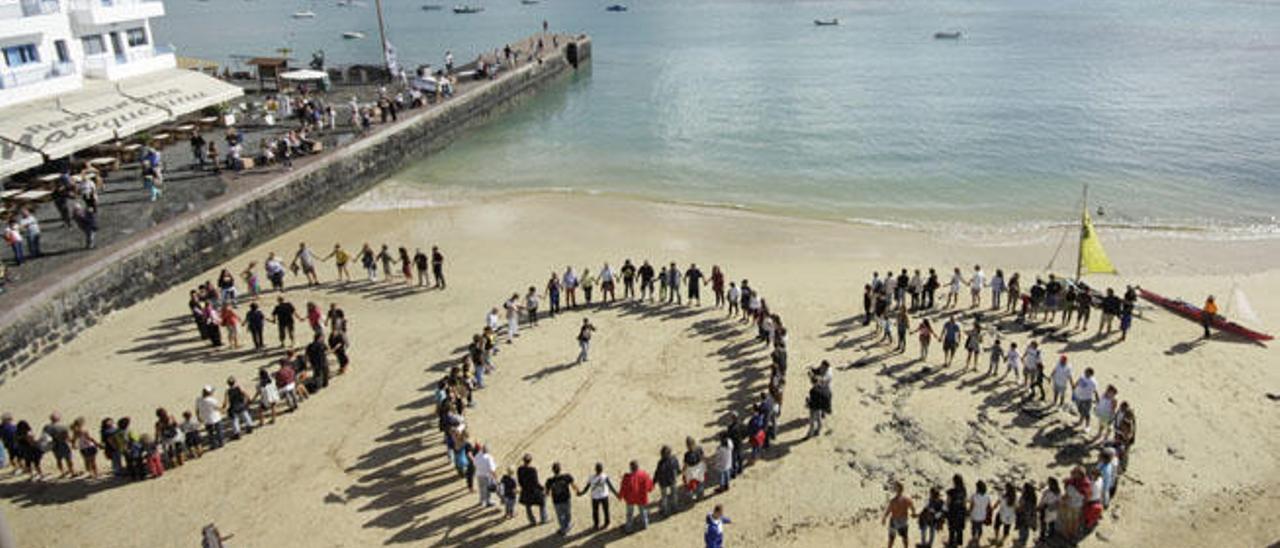 Protesta contra las prospecciones celebradas ayer en la playa de Corralejo, en Fuerteventura.