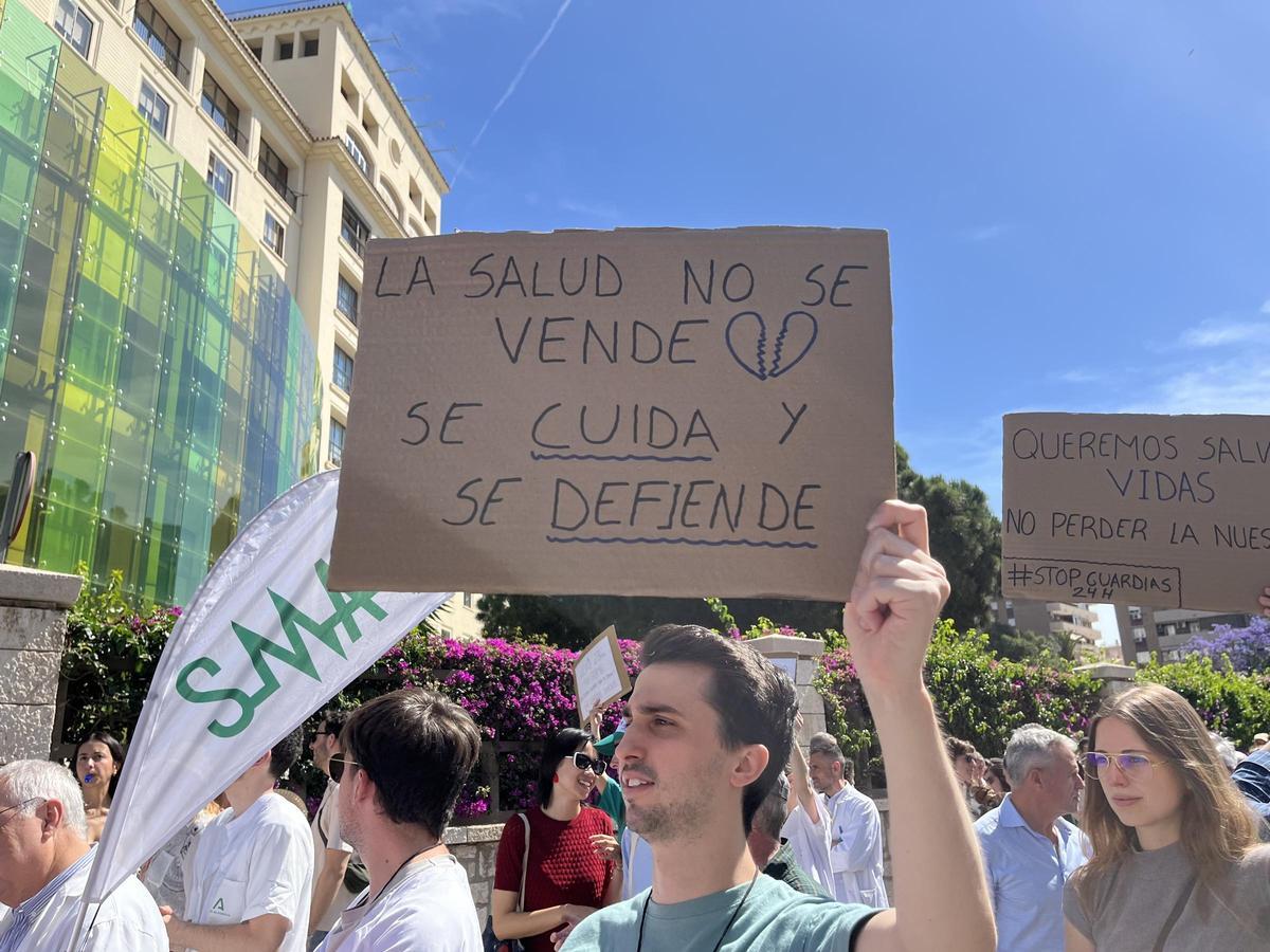 Más de 300 médicos de Málaga se manifiestan en la cuarta semana de huelga.