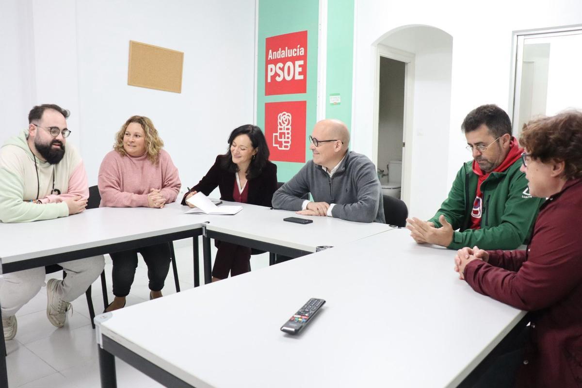 Rafi Crespín, secretaria provincial del PSOE, reunida con el grupo socialista de Encina Reales.