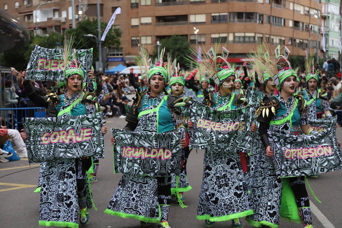 La comparsa Balumba en el Gran Desfile de Carnaval 2026.