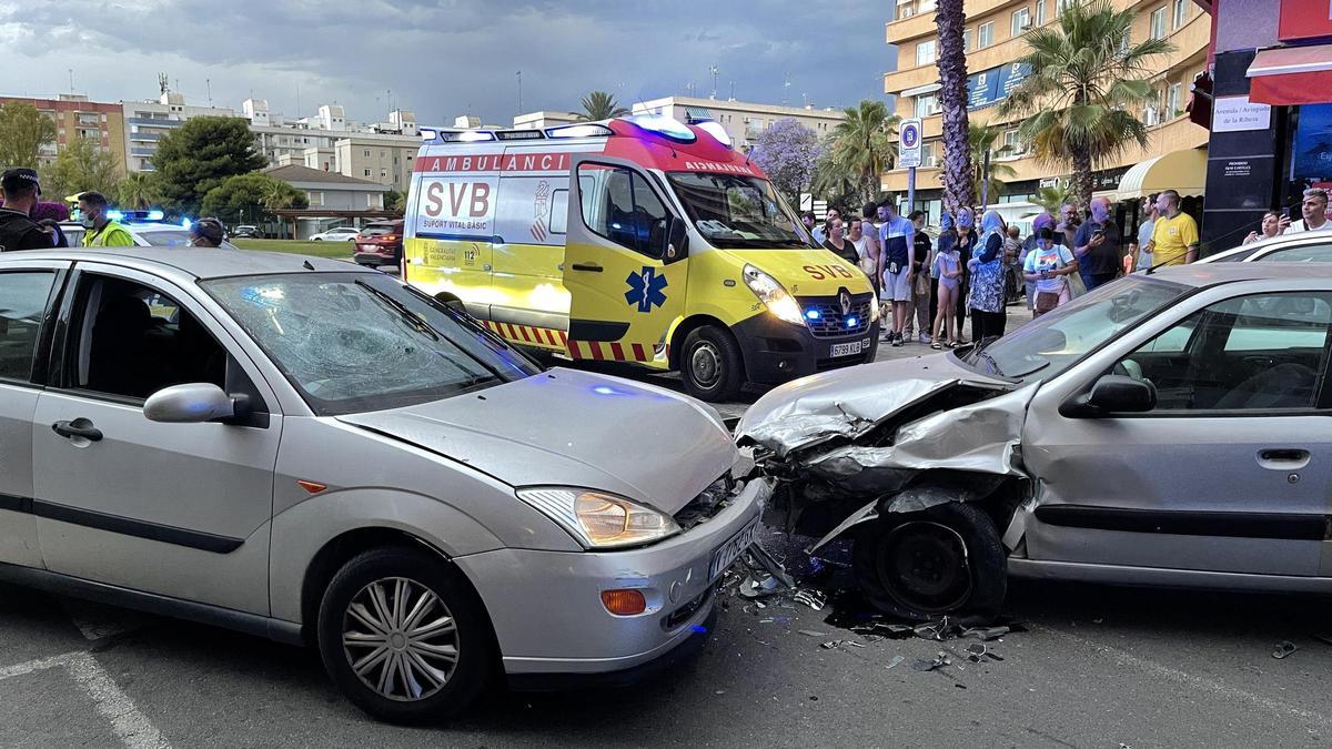 Un choque entre turismos en las calles del Port de Sagunt.