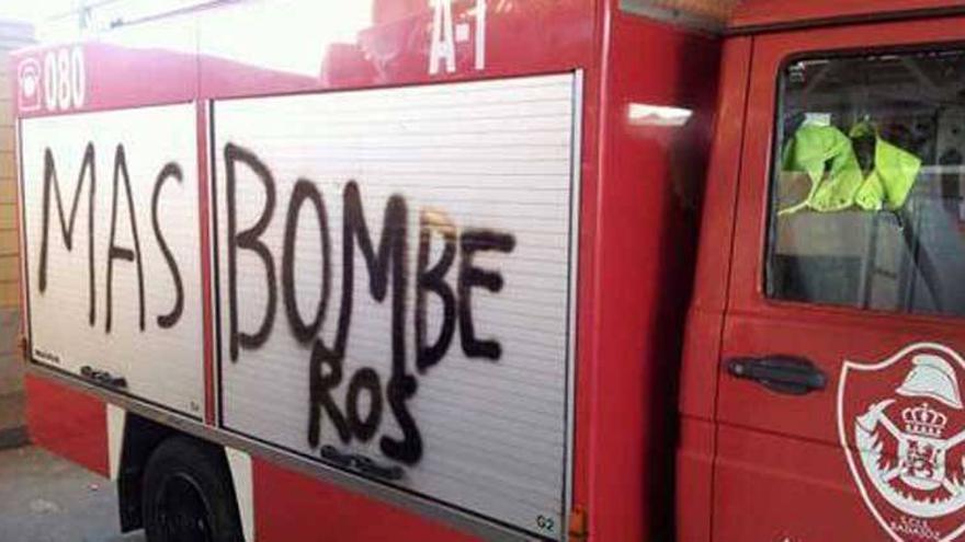 Expedientes disciplinarios a los bomberos de Badajoz por las pintadas en los camiones