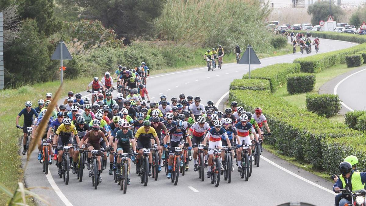 Una imagen del pelotón de ciclistas de la Vuelta a Ibiza MTB 2022.
