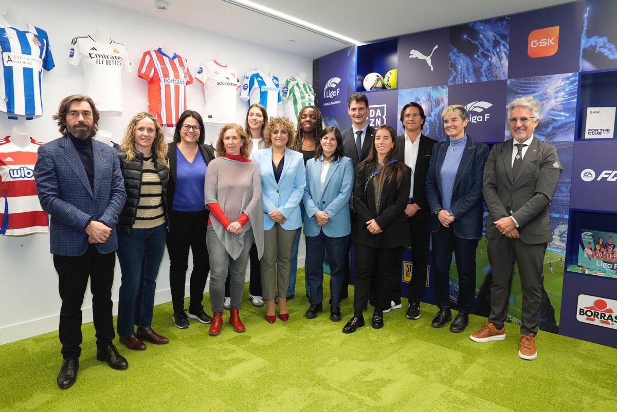 Representantes de los sindicatos, la Liga F y los clubre sen la firma del nuevo convenio colectivo