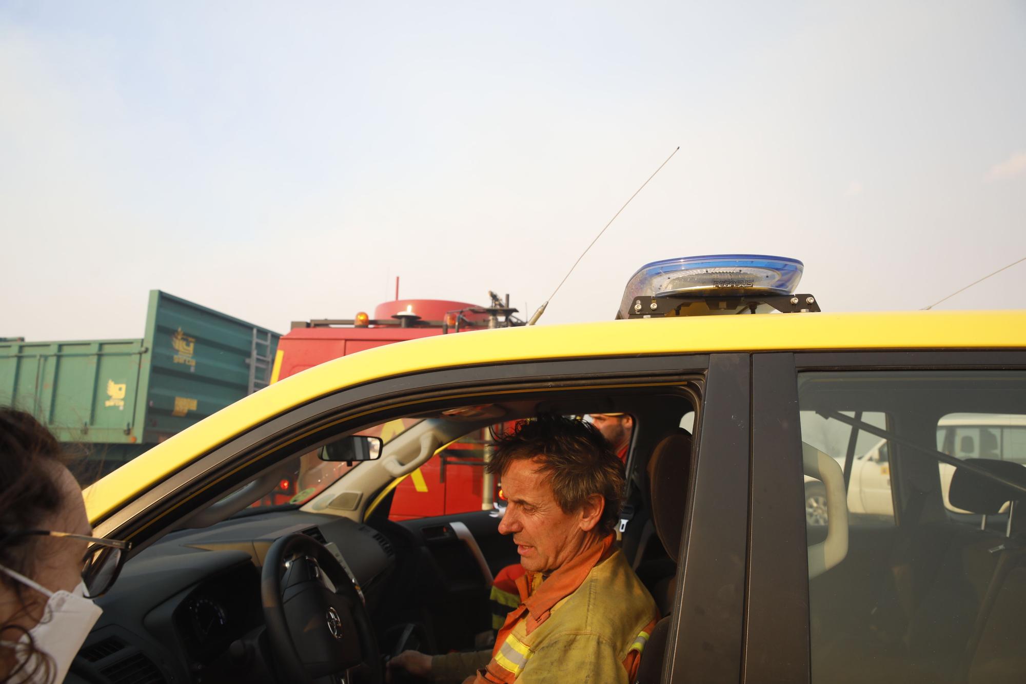 EN IMÁGENES: bomberos, vecinos y la UME luchan contra el preocupante incendio en Tineo