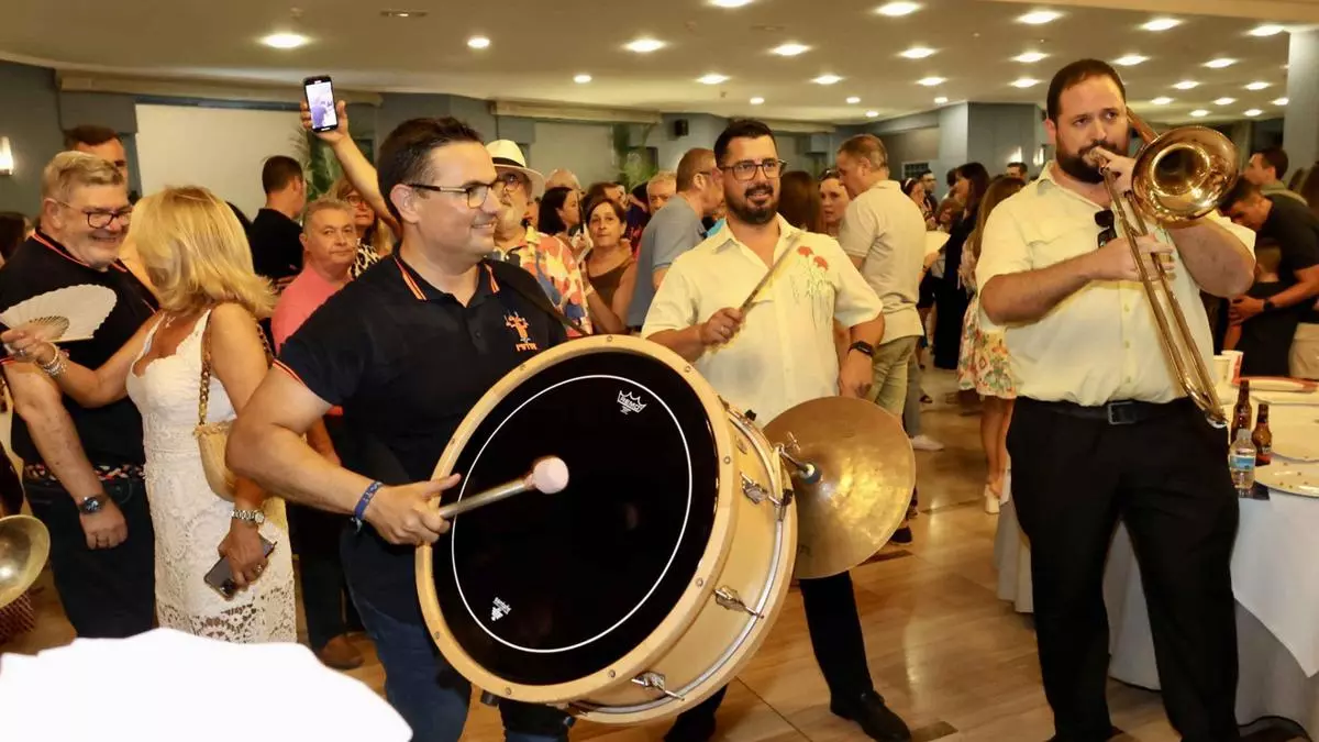 Olivares inicia la campaña a las Hogueras con la plantà y cremà de un monumento
