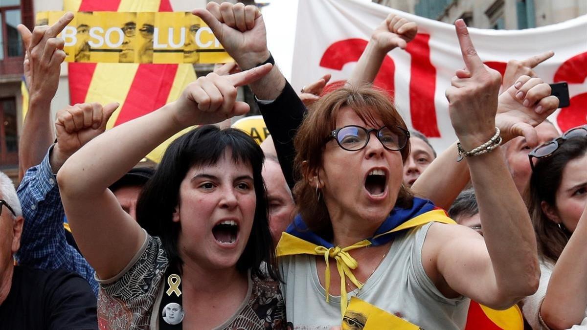 Protestas contra Colau en la plaza de Sant Jaume.