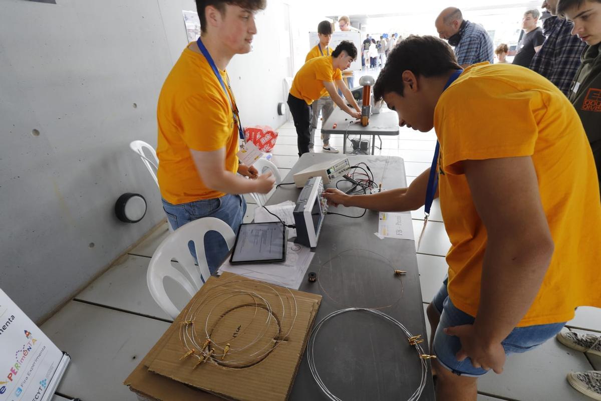 Miles de jóvenes se acercan a la ciencia en la Expociencia en el Parc Científic de la UV