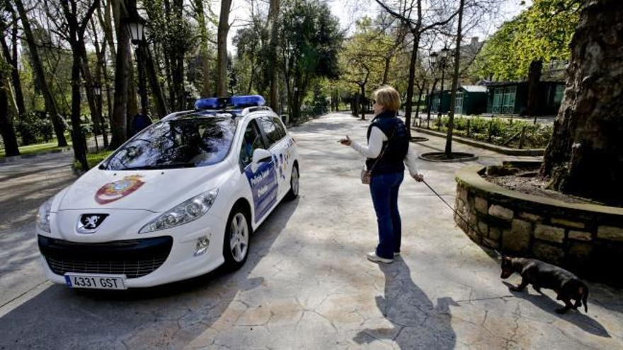 La Policía Local de Oviedo patrulla la ciudad para hacer cumplir el confinamiento