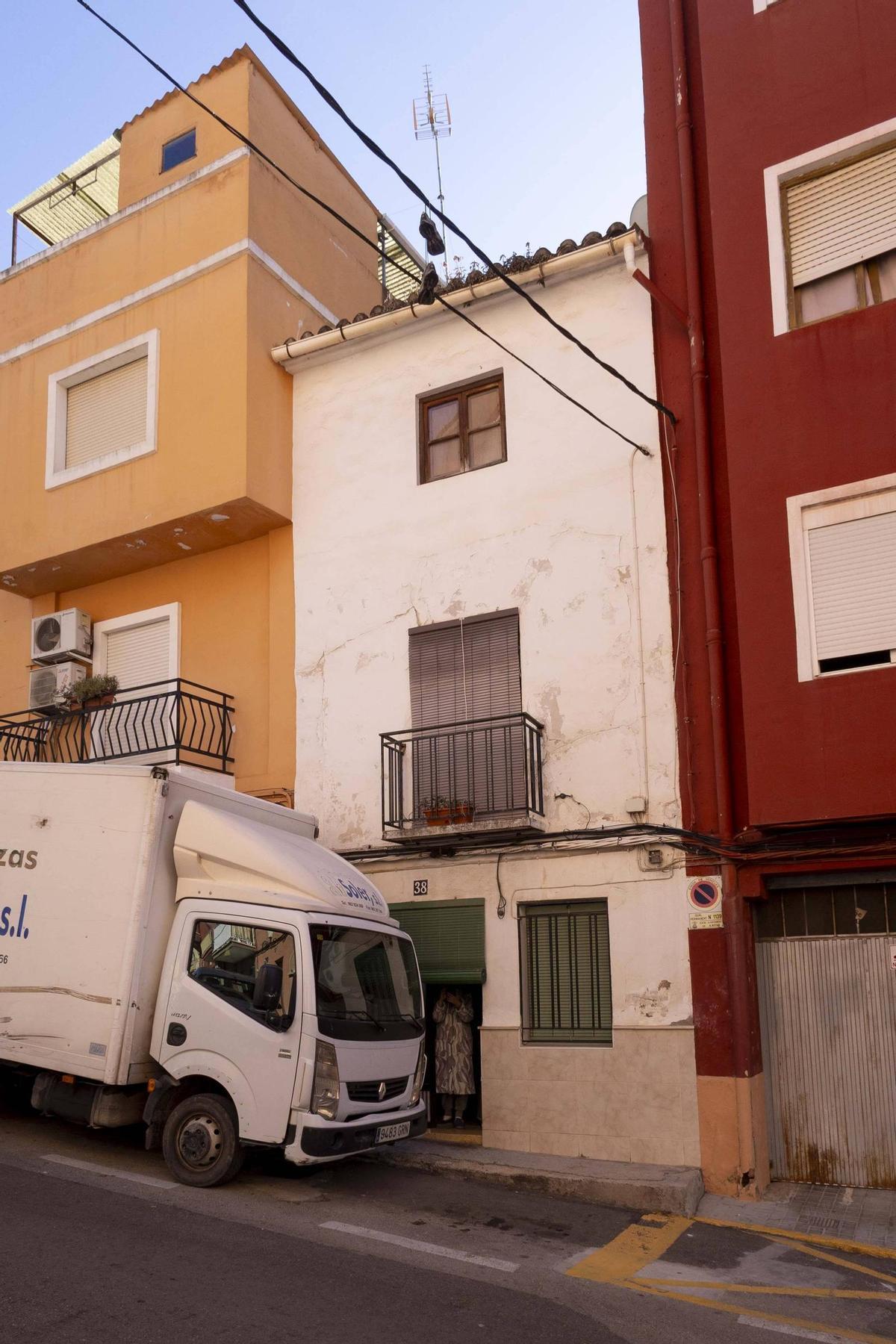 En la calle Santa Teresa Jornet se vende una casa a través de una subasta.