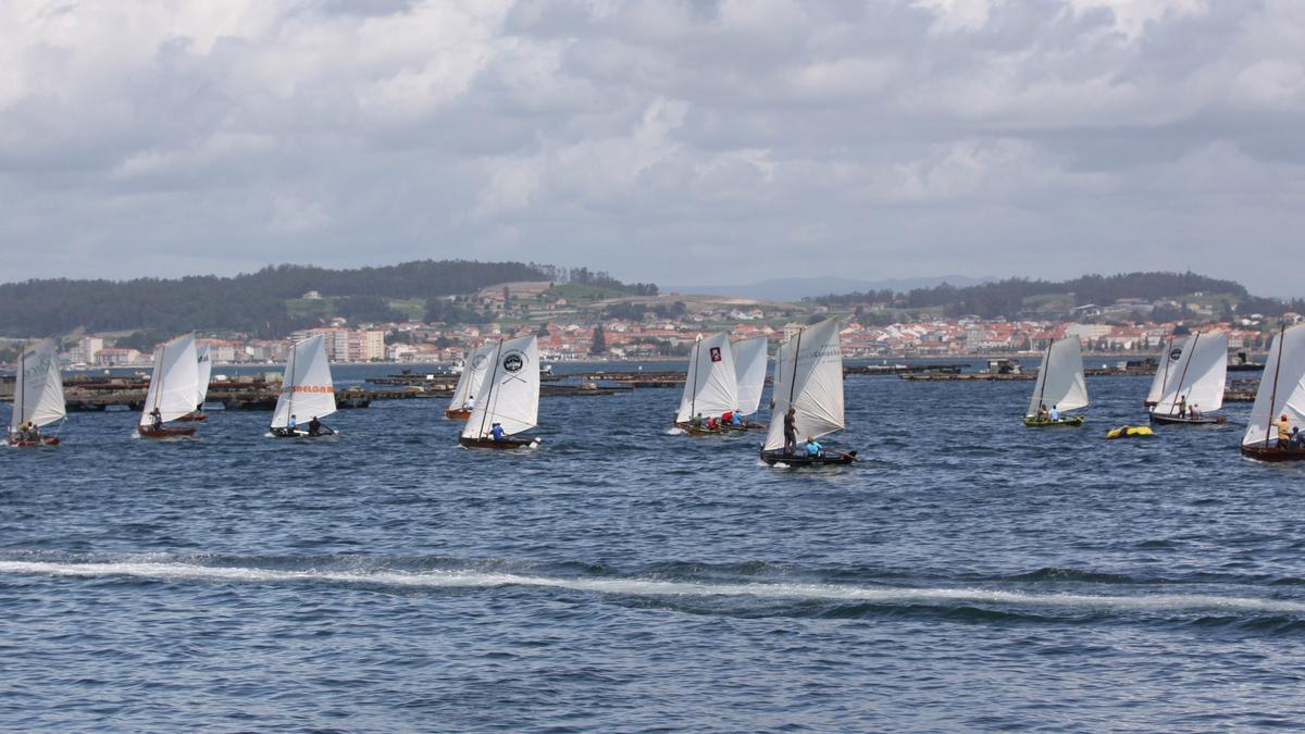 Una edición anterior de la &quot;Regata do Faros&quot;, en O Grove.