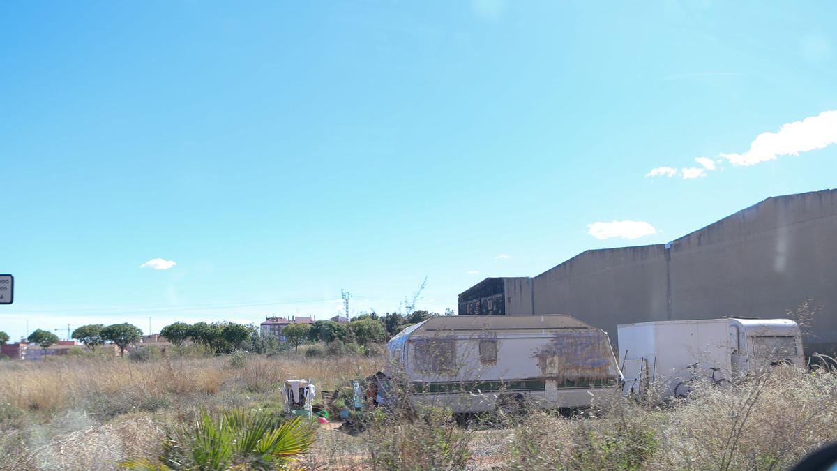 Gente viviendo en caravanas de manera ilegal.