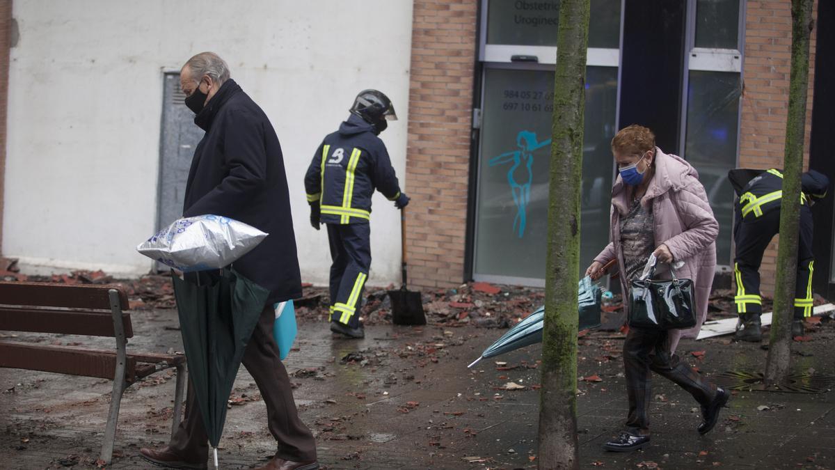 Se desploma el tejado de un edificio en Avilés