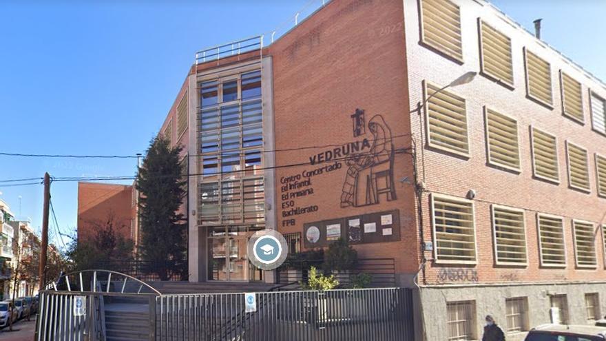 Detenidos dos jóvenes más por apuñalar a un chico en un colegio de Madrid para robarle las zapatillas.