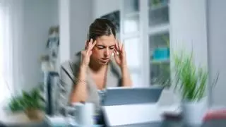 El psiquiatra Enrique Rojas revela los síntomas que reflejan que tienes sobrecarga emocional trabajando