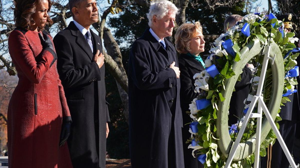 Barack Obama y su mujer,  Michelle, junto al matrimonio Clinton, ante la tumba de JFK, el miércoles en el cementerio de Arlington.