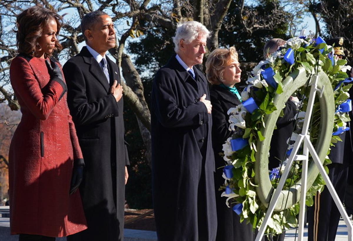 Barack Obama i la seva dona, Michelle, amb el matrimoni Clinton, davant la tomba de JFK, dimecres al cementiri d’Arlington.