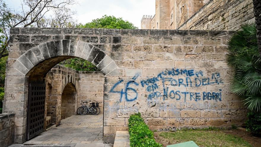 Eliminan las pintadas contra el turismo en s&#039;Hort del Rei y la Almudaina de Palma