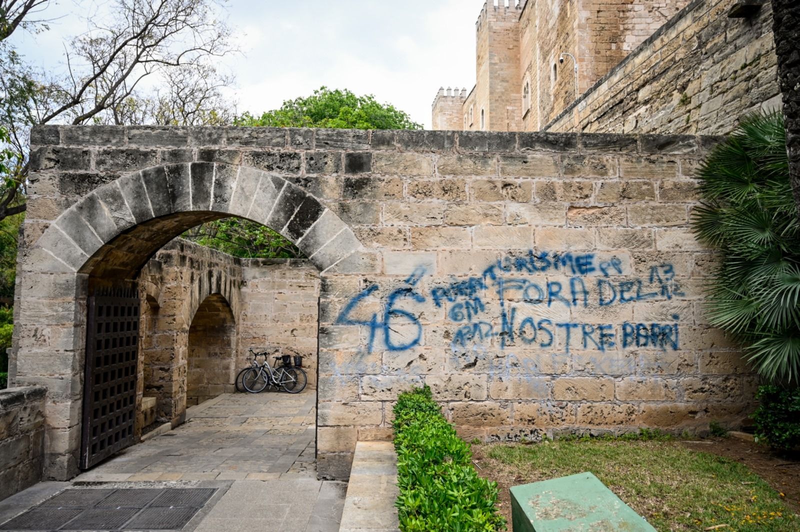 Eliminan las pintadas contra el turismo en s'Hort del Rei y la Almudaina de Palma