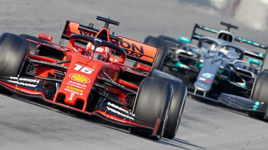 Leclerc (Ferrari), perseguido por Bottas (Mercedes) en Montmeló.