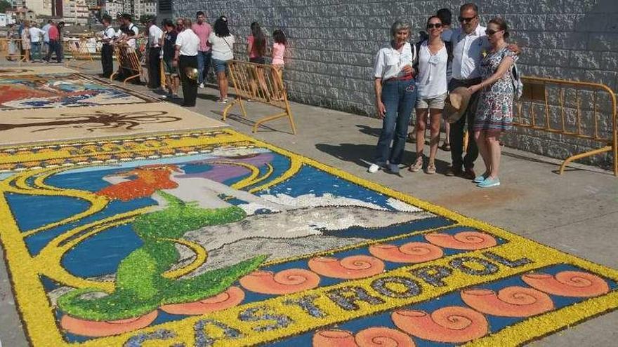 Castropol exhibe su arte floral en el encuentro de Bueu (Galicia)