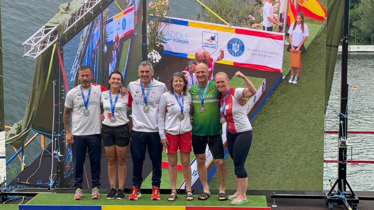 Arancha Cester, en el podio mixto del la prueba K2 en el europeo máster de maratón.