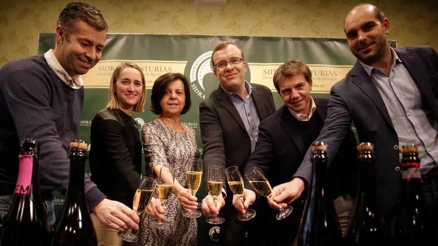 Alberto Fanjul, Isabel Trabanco, María Jesús Álvarez, Tino Cortina, José Luis Álvarez Almeida y Daniel Ruiz.