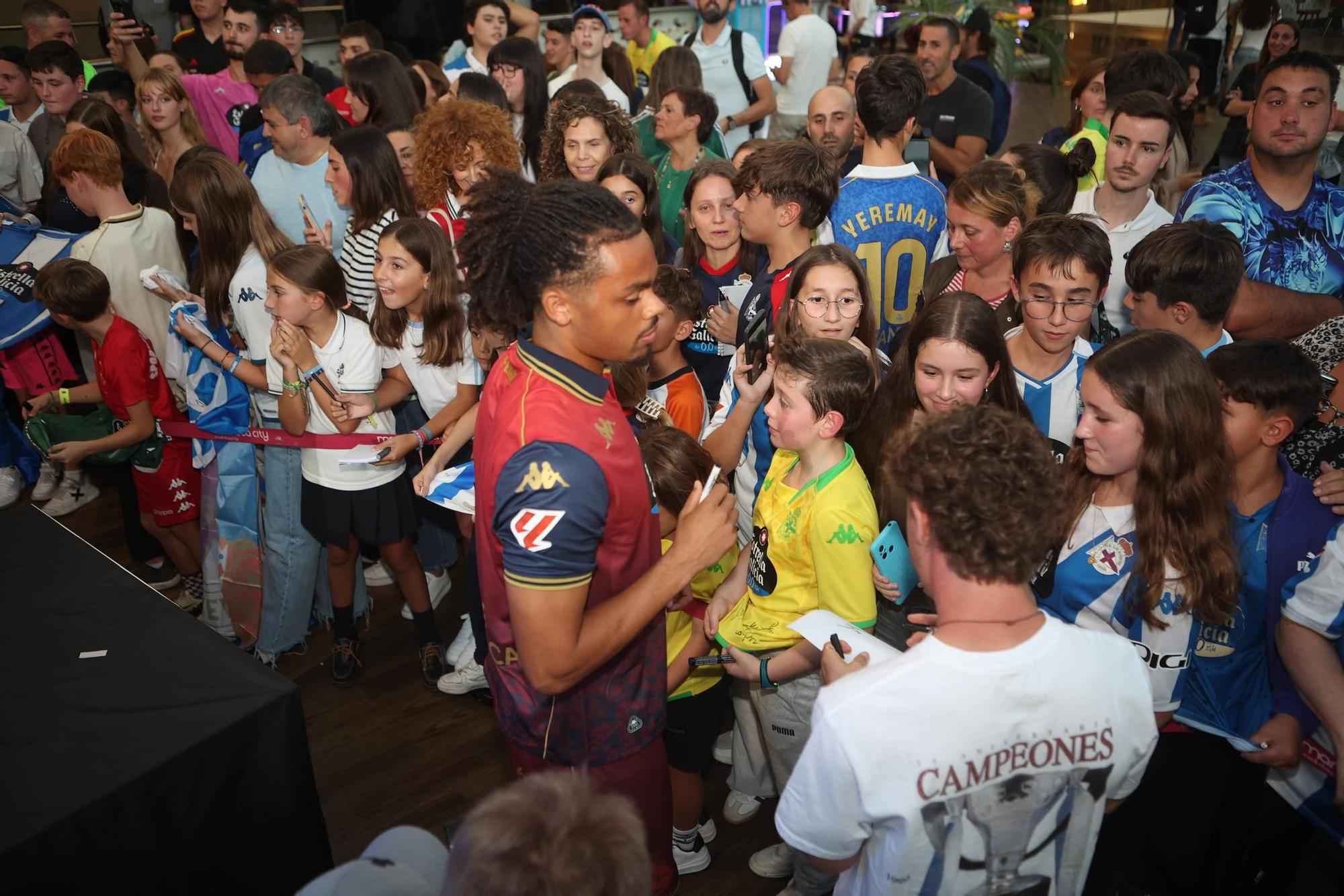 El Deportivo presenta en Marineda City sus equipaciones para la temporada 2025-2026
