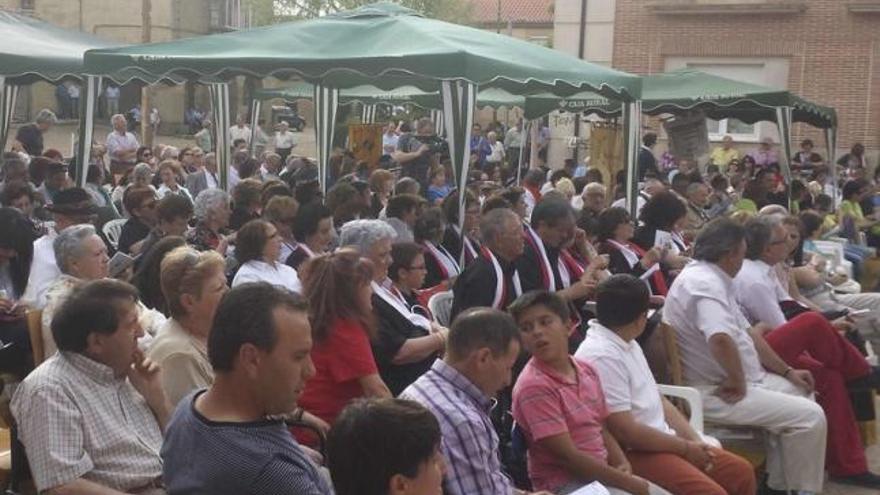 La plaza del pueblo llena de público para asistir al certamen de canciones.