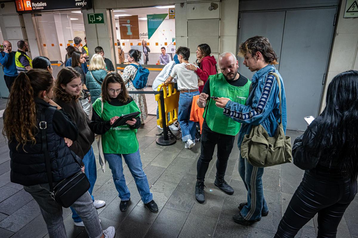 Colas en las oficinas de TMB para tramitar la T-jove i la T-movilitat