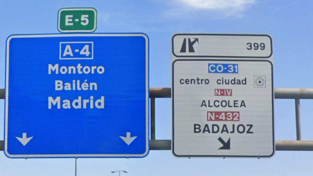El autobús averiado se ha detenido en el km. 399 de la A 4, en sentido Madrid, a la altura de la salida de Alcolea.