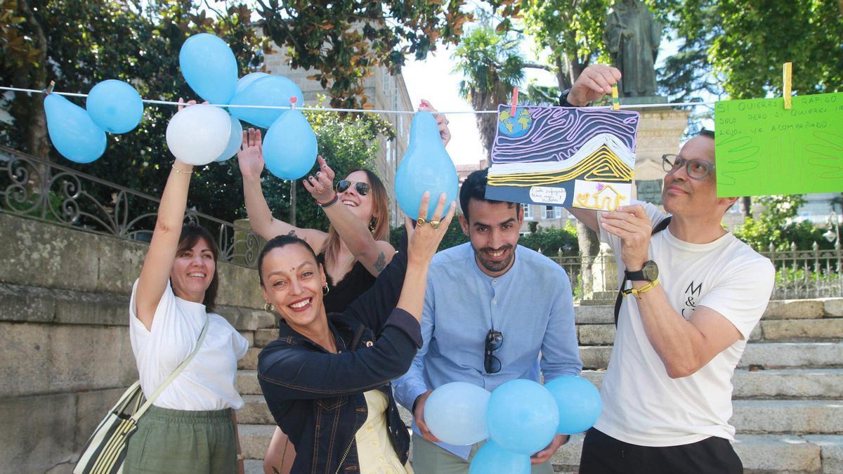 Trabajadores de la asociación Provivienda mostrando los globos y los mensajes de las personas refugiadas.