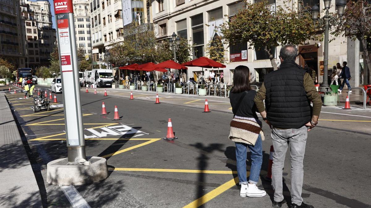 Trabajos en la plaza del Ayuntamiento de València para señalizar las paradas de EMT y taxis.