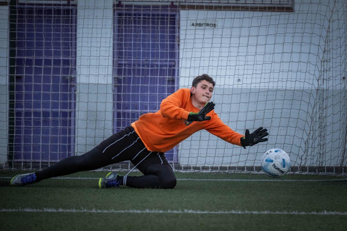 Román Cruz atajando un tiro a puerta