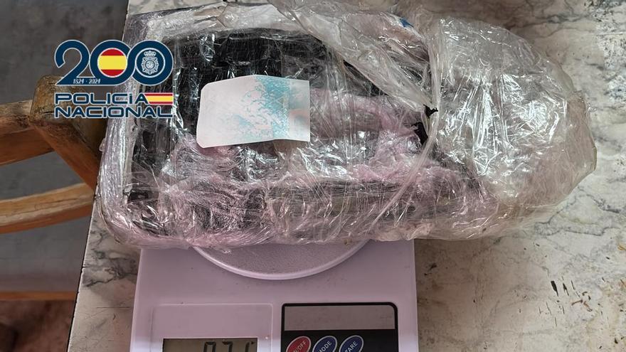 La Policía Nacional desmantela un punto de venta de droga en una vivienda de Elche