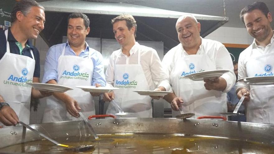 Destacados representantes del PP nacional y andaluz friendo huevos en una venta de Álora el pasado agosto de 2018.