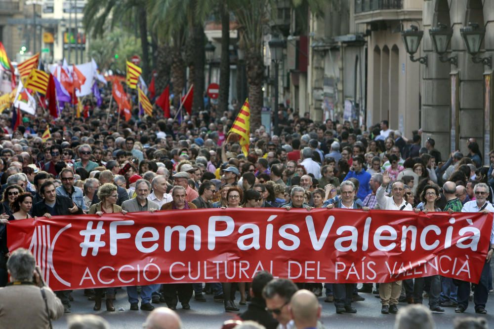 Manifestación en Valencia con motivo del 25 d'Abril