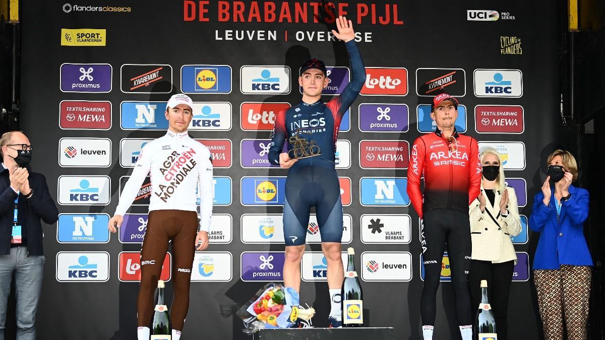 Sheffield, escoltado en el podio por Cosnefroy y Barguil