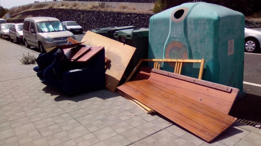 Muebles y enseres abandonados en las calles laguneras.