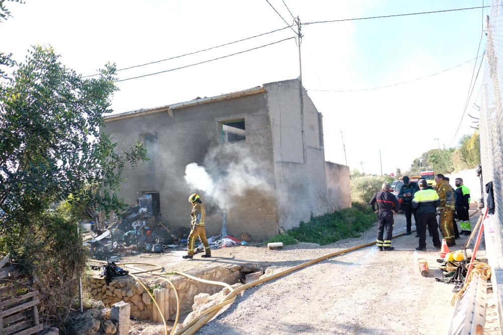 Un aparatoso incendio calcina una casa de campo en Sant Joan