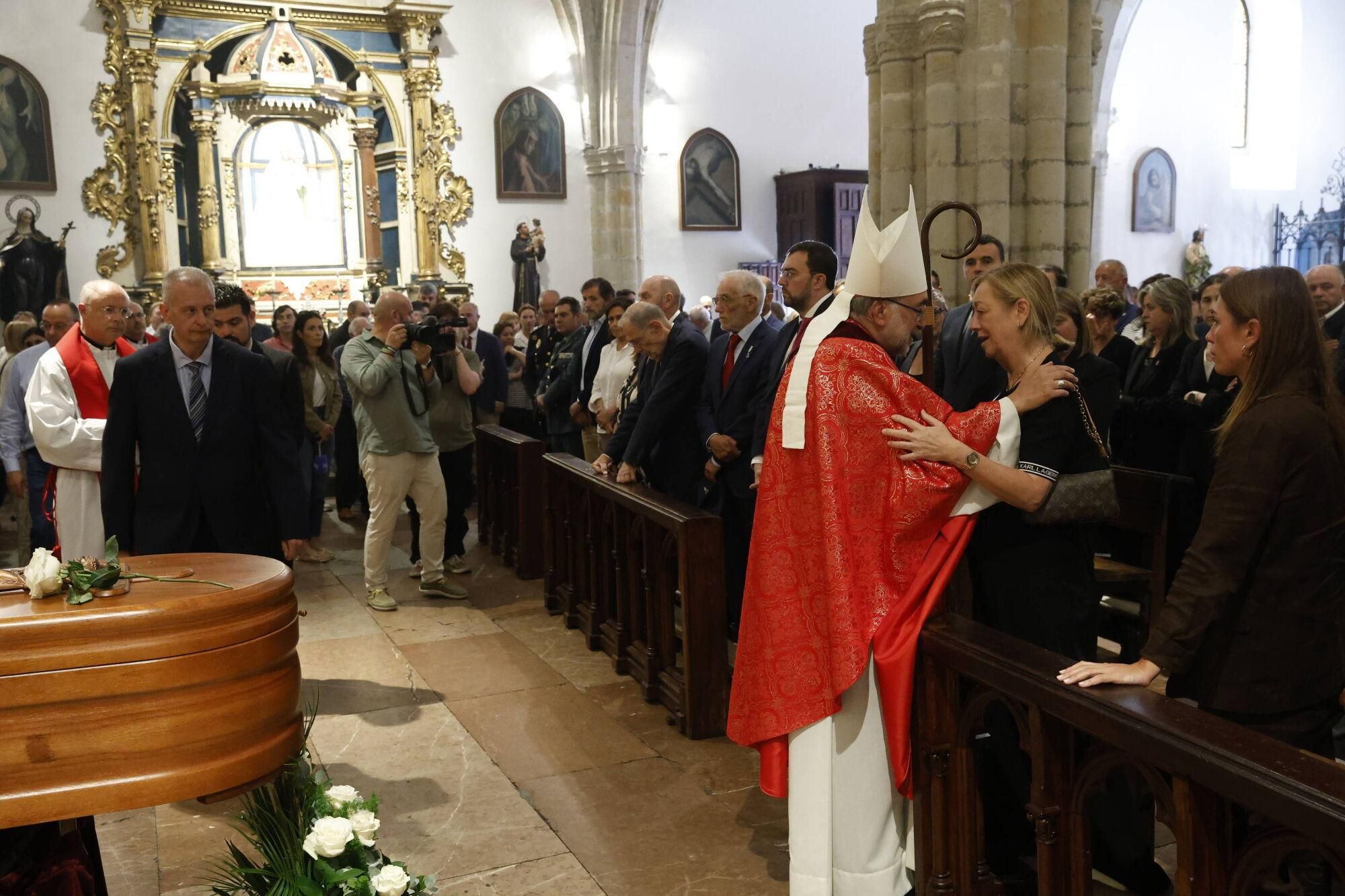 Las imágenes del funeral de Antonio Trevín en la basílica de Llanes.