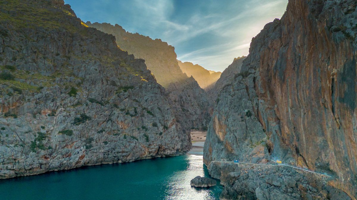 Proponen que solo se permita un alquiler turístico por persona, pagar por ir a la Serra de Tramuntana o limitar las hamacas en las playas
