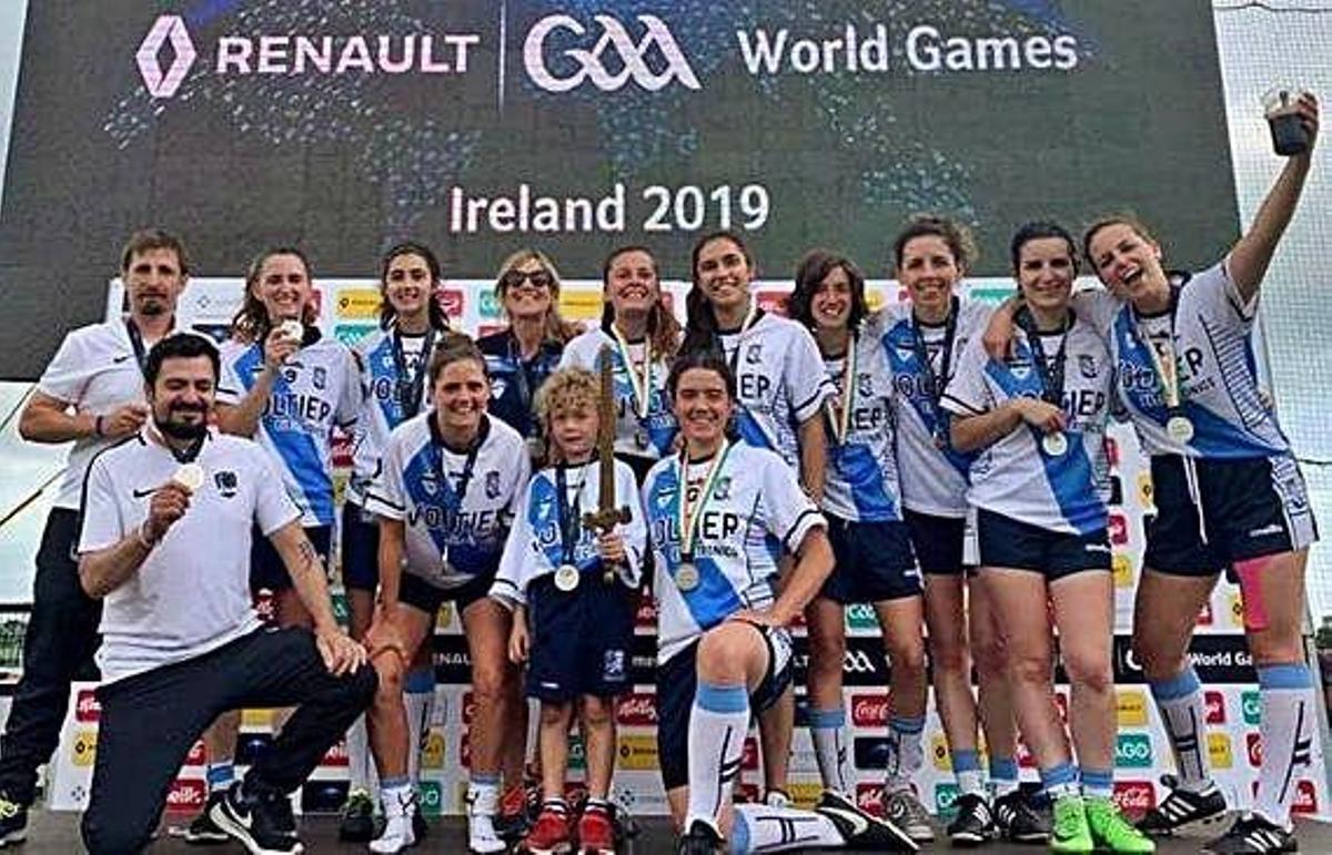 La selección gallega femenina en el podio de los GAA World Games.
